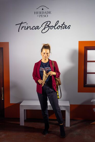 Famosos celebram Magusto com vinho tinto no bairro do Beato, em Lisboa, ao som de Miguel Araújo