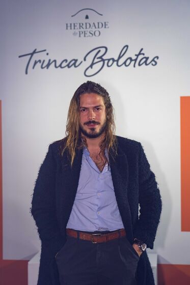 Famosos celebram Magusto com vinho tinto no bairro do Beato, em Lisboa, ao som de Miguel Araújo