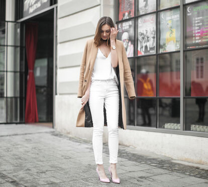 Manual de estilo: como usar jeans brancos no escritório, saída com amigas e num date