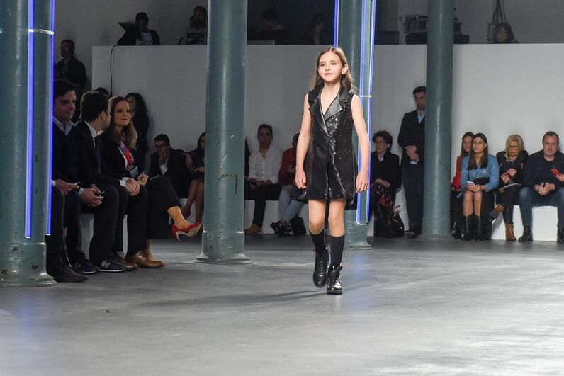 Filhas de Pepe, Salvio e Fábio Coentrão brilham em desfile de Micaela Oliveira