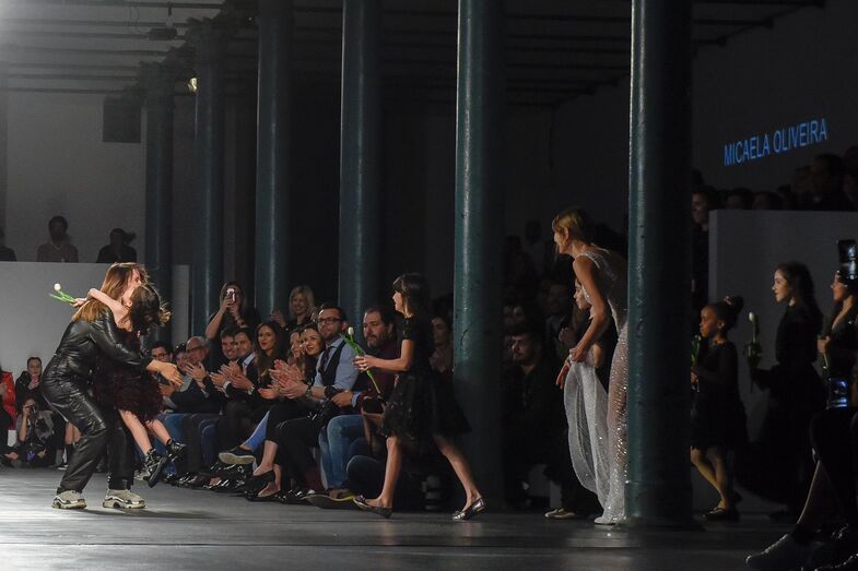 Filhas de Pepe, Salvio e Fábio Coentrão brilham em desfile de Micaela Oliveira