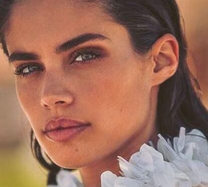 Atrevida e sensual! Sara Sampaio está no Festival Coachella e já começou a mostrar o corpo