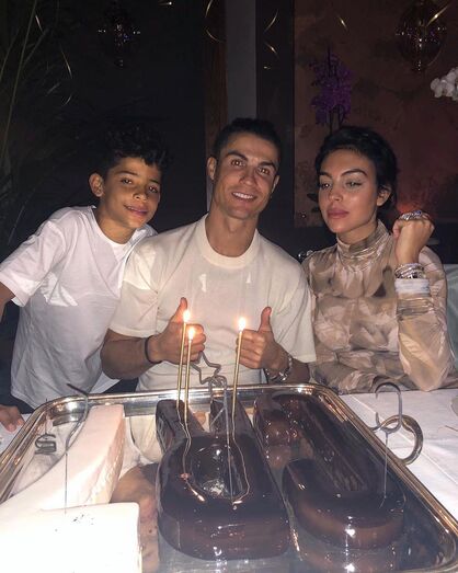 Em dia do 35.º aniversário, Cristiano Ronaldo foi surpreendido pela namorada e pelos amigos à porta do Ristorante Casa Fiore, em Turim, com um potente mercedes todo-o-terreno, de 585 cv.