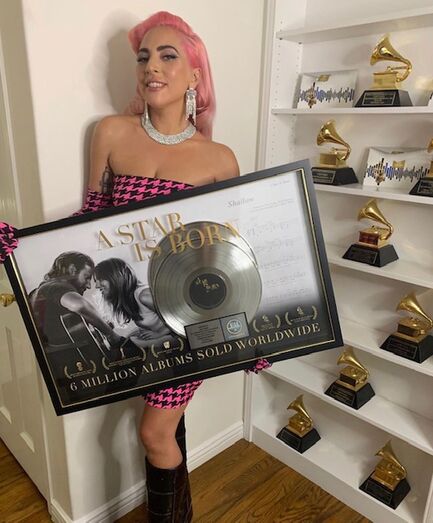 Lady Gaga de cabelo cor-de-rosa