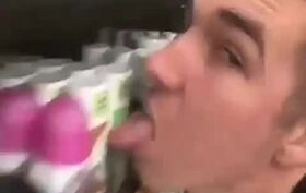 Jovem filma-se a lamber prateleiras de supermercado e publica na Internet. Veja as imagens