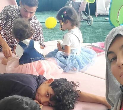 Família feliz. Cristiano Ronaldo e Gio derretidos com os filhos no chão da mansão de Itália 