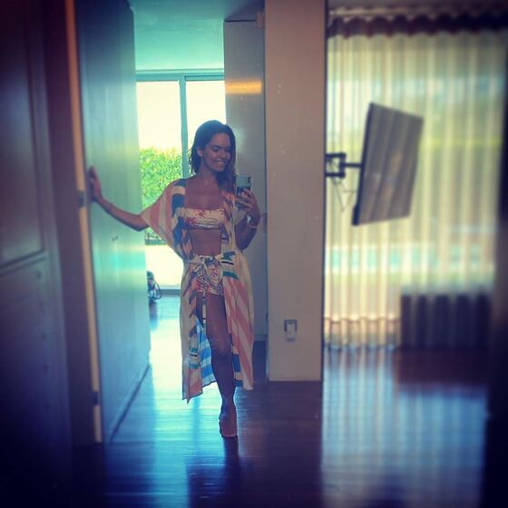 Famosas despem-se e deixam pouco por mostrar