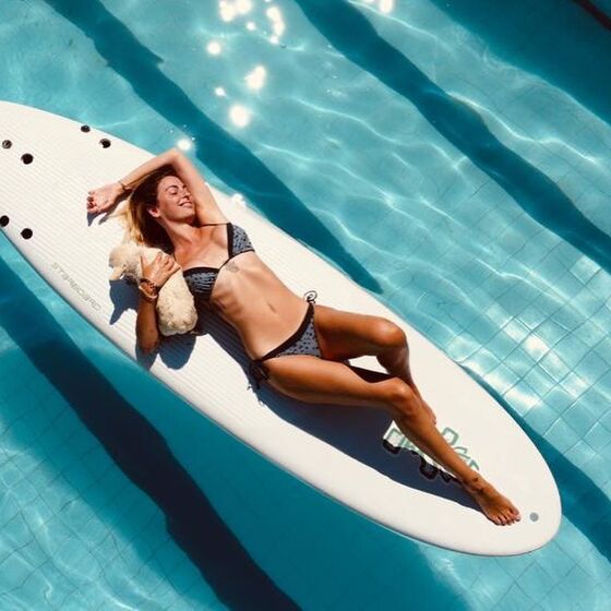 Famosas despem-se e deixam pouco por mostrar