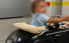 Filhos do namorado de Rita Pereira divertem-se na garagem com Mercedes de luxo