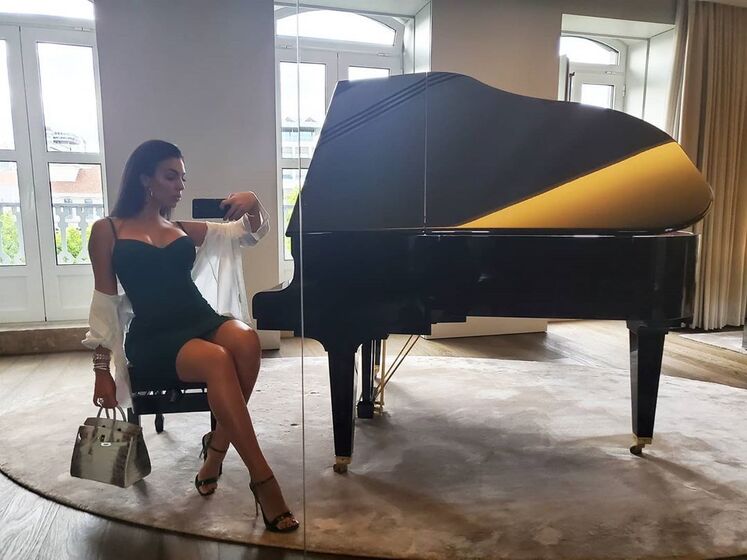 Que obsessão! As poses favoritas de Georgina Rodríguez