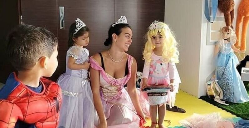 Rebenta a escala da ternura! Alana Martina queixa-se que o pai, Cristiano Ronaldo, não dá chocolate