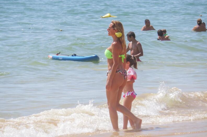 Aproveitando uma pausa nas gravações, a atriz de 'Amar de Mais' deslumbrou nos Salgados, com a companhia dos filhos.