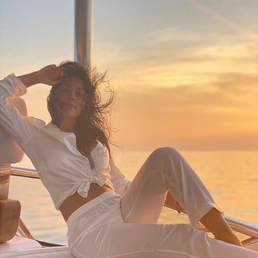 Georgina Rodríguez anda a esbanjar o guarda-roupa de luxo enquanto descansa no iate CG Mare. A FLASH fez as contas e as escolhas de roupas da modelo, que continua a viajar, já vão em 8116 euros... e a somar
