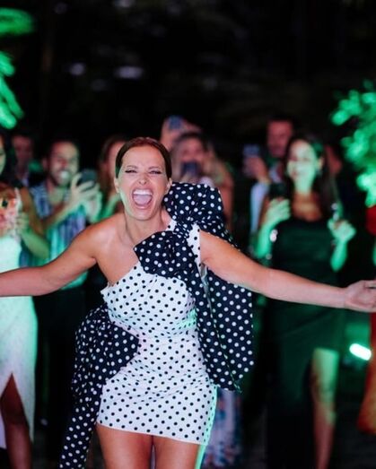 E a Covid-19? Foi um autêntico beija mão em Lisboa. Ninguém quis perder a festa de aniversário da apresentadora que teve direito a ópera, trono e segurança privada. Distanciamento social e máscaras ficaram à porta.